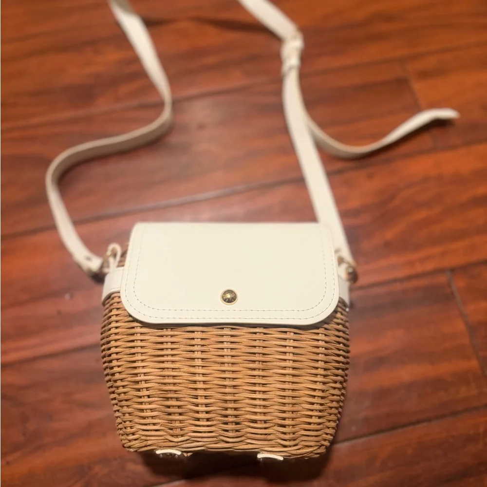 Tommy Bahama Natural Woven Rattan Crossbody with White Flap - Picture 3 of 12